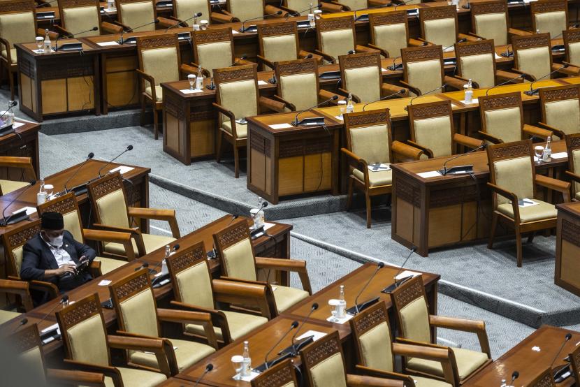 Seorang anggota DPR menghadiri Rapat Paripurna DPR RI Ke-7 Masa Persidangan I Tahun Sidang 2021-2022 di Kompleks Parlemen, Senayan, Jakarta, Kamis (7/10/2021). Rapat paripurna tersebut beragendakan pendapat fraksi-fraksi terhadap RUU usul inisiatif Komisi II DPR dan pengesahan menjadi RUU usul DPR, persetujuan pembahasan waktu pembahasan RUU Penanggulangan Bencana dan RUU tentang Perubahan atas Undang-Undang Nomor 5 Tahun 2014 tentang Aparatur Sipil Negara, serta pengesahan UU Harmonisasi Peraturan Perpajakan.