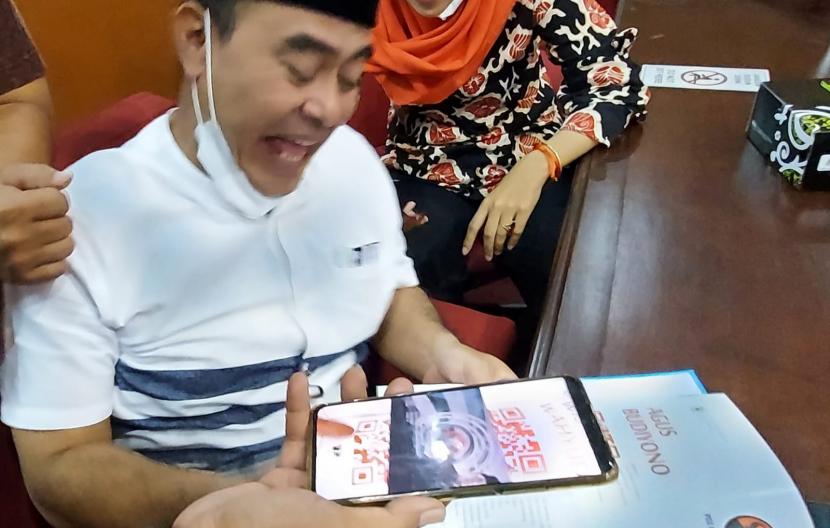 Seorang anggota DPRD kabupaten Semarang mencoba penggunaan aplikasi Sistem Elektronik Dewan Kabupaten Semarang (Selendang), di ruang Paripurnagedung DPRD kabupaten Semarang, Rabu (29/12). Aplikasi ini merupakan inovasi yang diluncurkan guna meningkatkan kapasitas dan pelayanan fungsi legislasi berbasis digital.