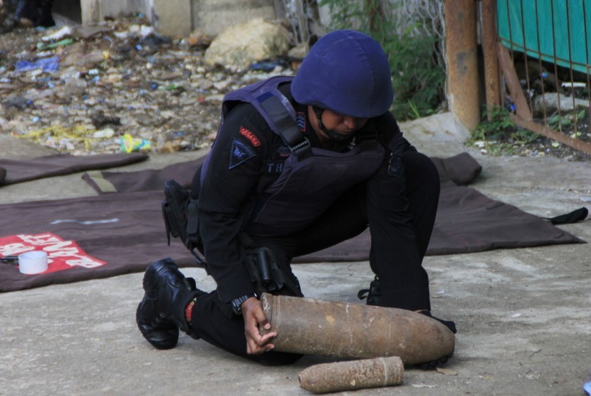 Seorang anggota Gegana Polda NTT mengangkat mortir aktif yang ditemukan warga di Kupang, NTT, Rabu (13/1). 