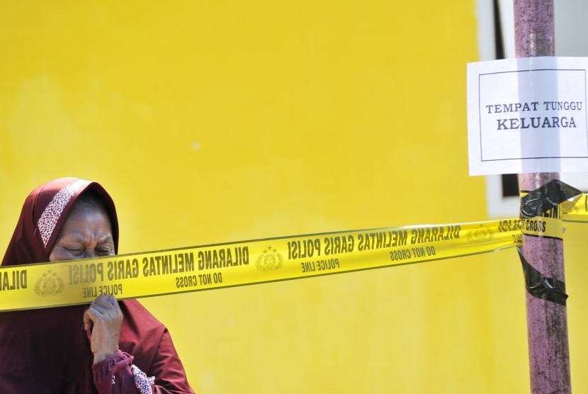 Seorang anggota keluarga menangis saat menyaksikan proses evakuasi empat jenazah korban tenggelamnya KM Marina Baru 2B di RSUD Siwa, Kabupaten Wajo, Sulawesi Selatan, Rabu (23/12).  (Antara/Yusran Uccang)
