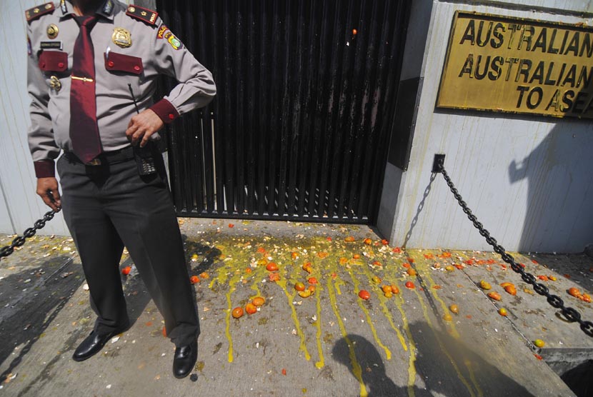  Seorang anggota kepolisian berjaga di depan pintu Kedubes Australia, saat Komando Pejuang Merah Putih memprotes kasus penyadapan di depan Kedubes Australia, Kuningan, Jakarta, Jumat (22/11).  (Antara/Zabur Karuru)