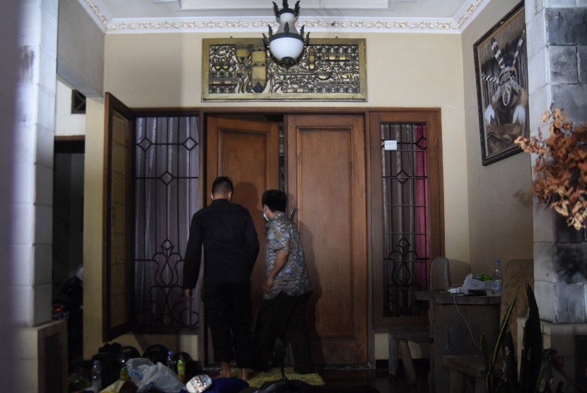 KPK search the house of chairman of the Commission B of the East Java provincial legislative body, Mochammad Basuki, in Surabaya, East Java, on Tuesday dawn. The anti graft body then raid his office on Thursday and confiscated Rp78 million believed to be a graft money.