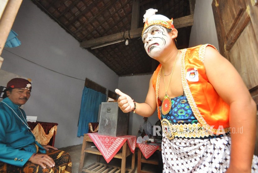 Seorang anggota KPPS di TPS 4 lingkungan Berokan, Kelurahan/ Kecamatan Bawen mengenakan kostum tokoh Semar, maskot pemilihan gubernur (pilgub) Jawa Tengah 2018. (ilustrasi)