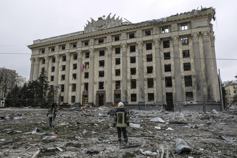 Seorang anggota Layanan Darurat Ukraina melihat ke gedung Balai Kota di alun-alun pusat setelah penembakan di Kharkiv, Ukraina, Selasa, 1 Maret 2022. 