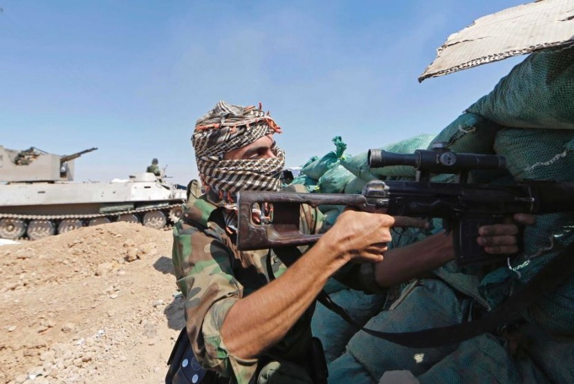 Seorang anggota milisi Kurdi di dekat kota Bashir, di selatan Kirkuk. 