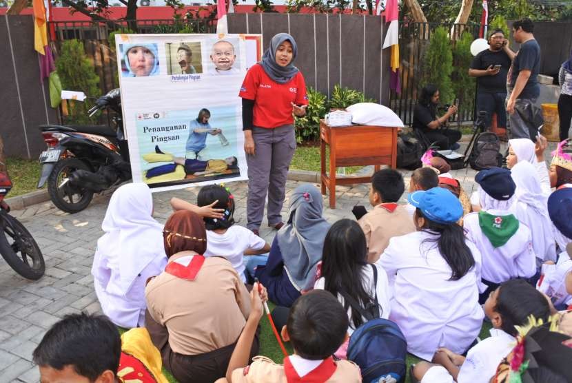 Seorang anggota PMI sedang menjelaskan tahapan penanganan orang pingsan dalam acara Anak Siaga Hansaplast di SDN Kalibata 07, Jakarta.