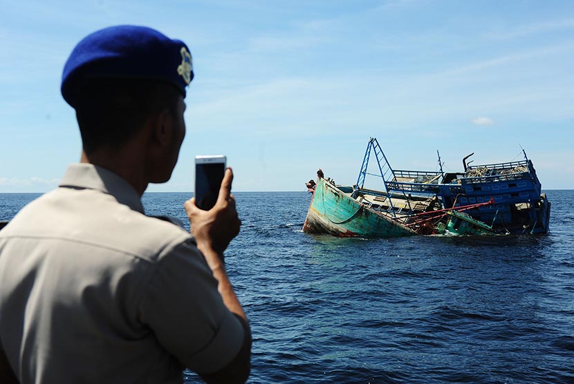 Vietnamese ship drowned for illegal fishing in Indonesian waters.