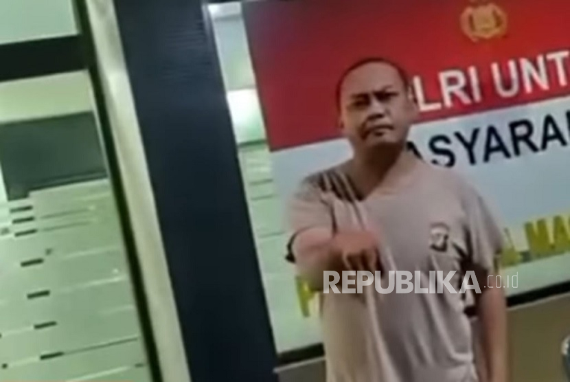 Seorang anggota polisi dari Polsek Cikarang Utara dikecam warganet karena meminta warga melepaskan pelaku curanmor yang dibawa ke kantor polisi untuk diproses hukum.