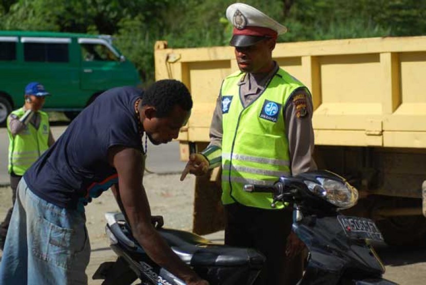 Seorang anggota Polisi dari Polsekta Abepura tengah bertugas.   (ilustrasi)