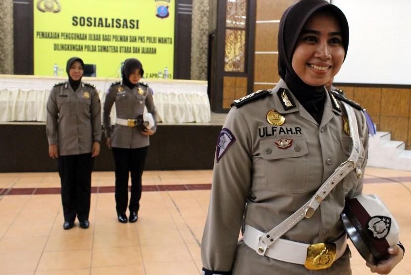 Seorang anggota Polwan memperlihatkan model seragam dinas berjilbab saat sosialisasi penggunaan jilbab bagi Polwan dan PNS di Mapolda Sumatera Utara, Medan, Kamis (2/4). 