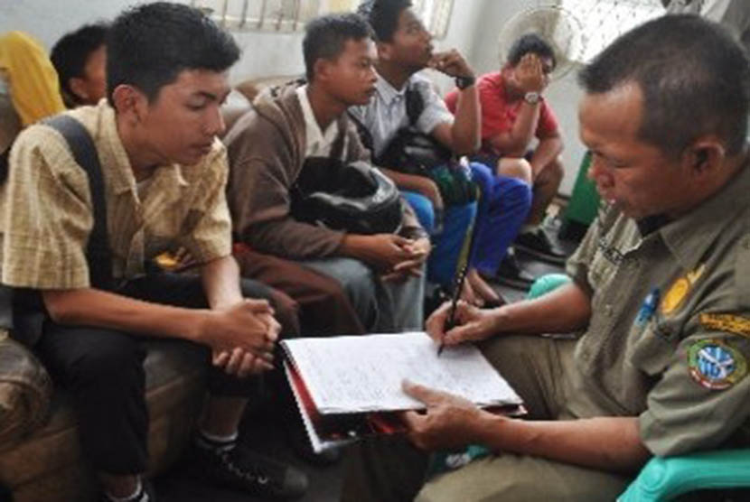 Tempat hiburan marak di Bandungan Semarang akibat pelanggaran izin. Seorang anggota Satuan Polisi Pamong Praja (Satpol PP) mendata sejumlah pelanggar. (ilustrasi).