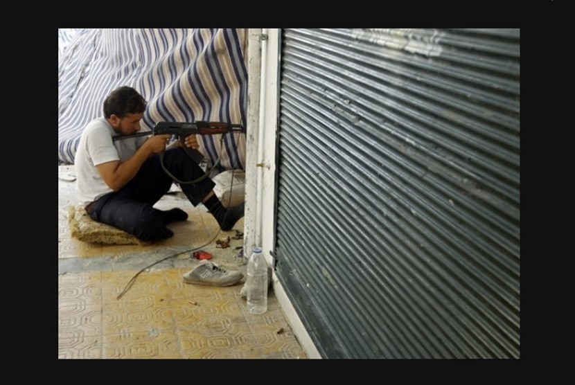  Seorang anggota Tentara Pembebasan Suriah bersiaga memegang senjata di Aleppo. (Reuters/Goran Tomasevic).
