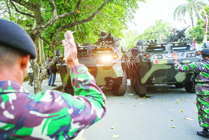 Seorang anggota TNI  mengarahkan kendaraan militer dalam persiapan pengamanan pemilihan umum presiden(pilpres)di Denpasar, Bali, Jumat (4/7).