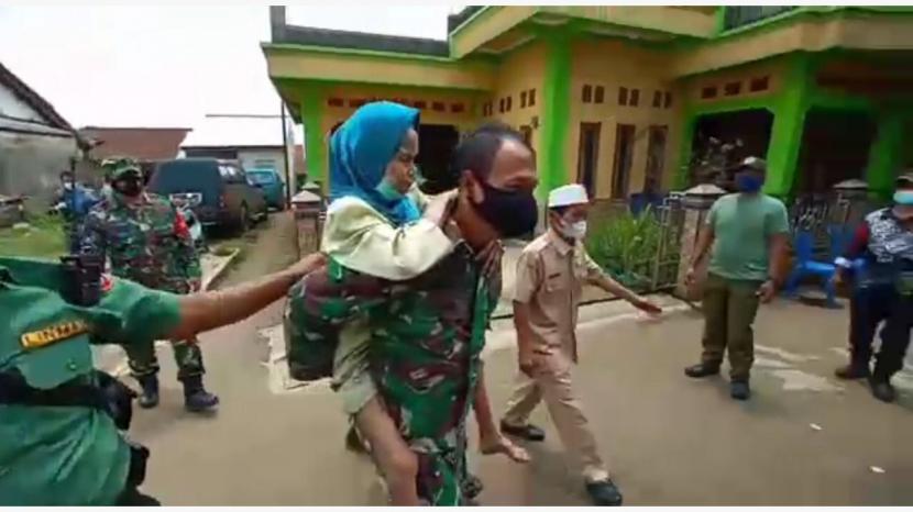 Seorang anggota TNI menggendong seorang lansia di Kampung Ciluban, Desa Sukadamai, Kecamatan Dramaga, Kabupaten Bogor menuju lokasi vaksinasi Covid-19, Rabu (27/10). 