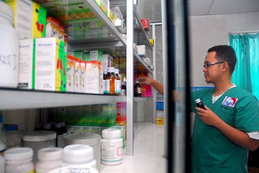 Seorang apoteker tengah menata obat obatan yang tersedia di apotik dalam Rumah Sehat Masjid Agung Sunda Kelapa, jakarta, Senin (2/4). (Republika/Agung Supriyanto)