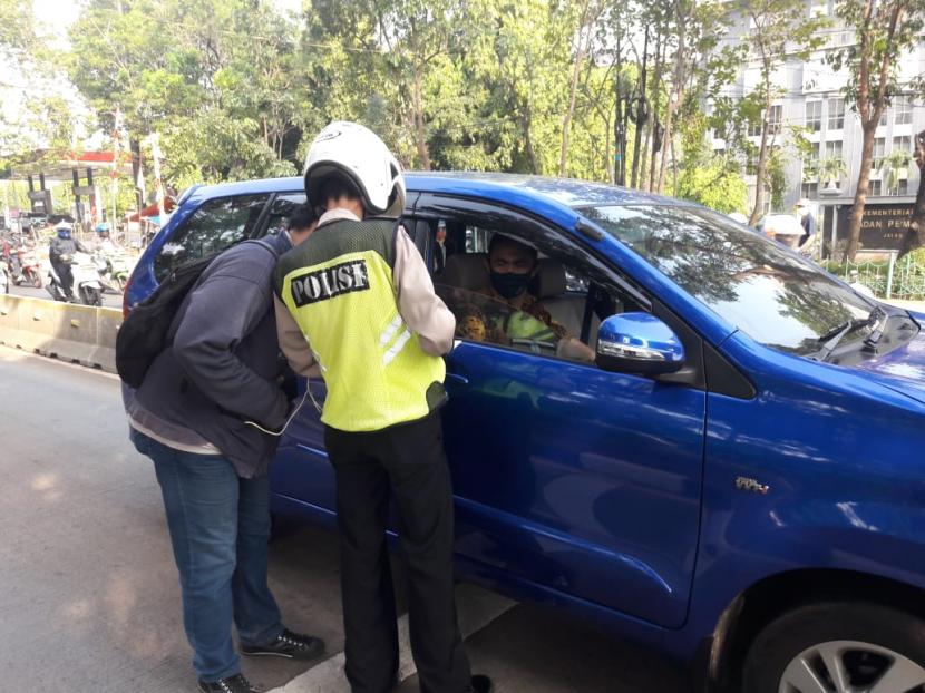Seorang ASN di sebuah institusi pemerintah, FTD ditilang karena masuk jalur Transjakarta di Jalan Mayjen Sutoyo, Jakarta Timur, Kamis (23/7). FTD juga membuang surat tilang karena tidak terima ditilang.
