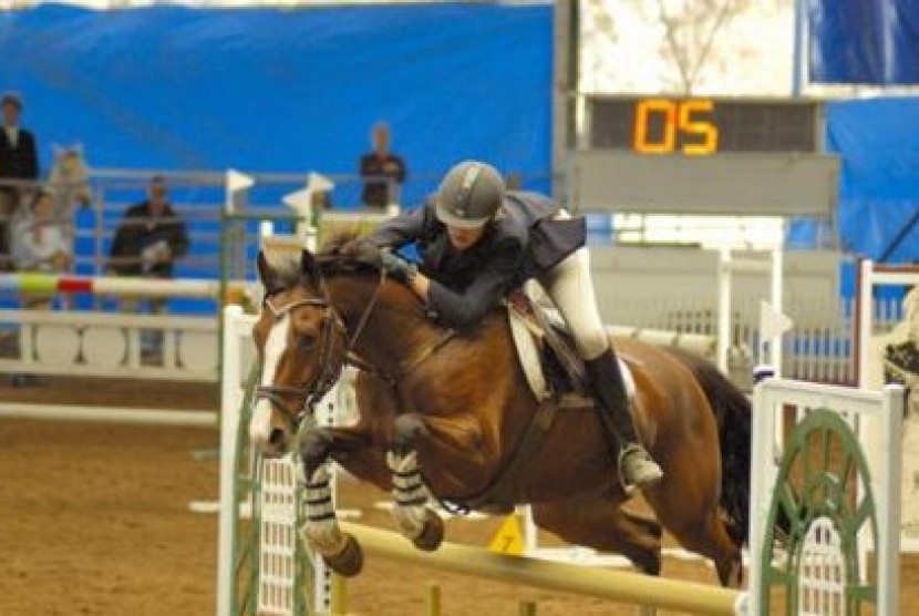 Seorang atlet berlaga di kompetisi berkuda, Piala Dunia Federasi Equestrian Internasional (FEI), 2012 lalu.