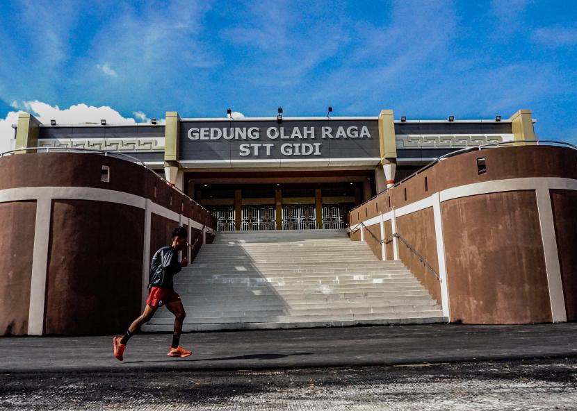 Seorang atlet berlari di depan Gedung Olah Raga (GOR) STT Gidi Sentani, Kabupaten Jayapura, Papua, PLN mengatakan cadangan daya listrik saat penyelenggaraan Pekan Olah raga Nasional (PON) XX di Papua mencukupi yakni mencapai 74,7 megawatt (MW).  (ilustrasi).