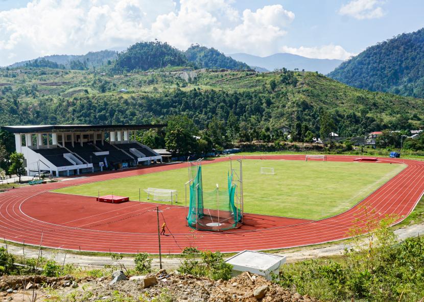 Seorang atlet berlari di lintasan stadion Mahacandra Universitas Cenderawasih (Uncen), Kota Jayapura, Papua, Senin (6/9/2021). Stadion Mahacandra Uncen Jayapura, Papua akan digunakan menjadi lokasi penyisihan grup B cabor sepak bola putra PON XX Papua pada Senin 27 September 2021