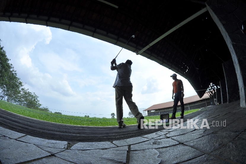 Seorang atlet Golf berlatih dalam rangka persiapan PON Jabar XIX 2016 di Bandung Giri Gahana Golf Jatinangor, Kabupaten Sumedang, Ahad (11/9).