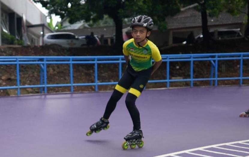 Seorang atlet pelajar cabor sepatu roda, bertanding di nomor 200 meter Pekan Olahraga Pelajar Daerah (Popda) Provinsi Jawa Tengah tahun 2021, yang dilaksanakan di lintasan sepatu roda kompleks GOR Jatidiri, Kota Semarang, Selasa (16/11).