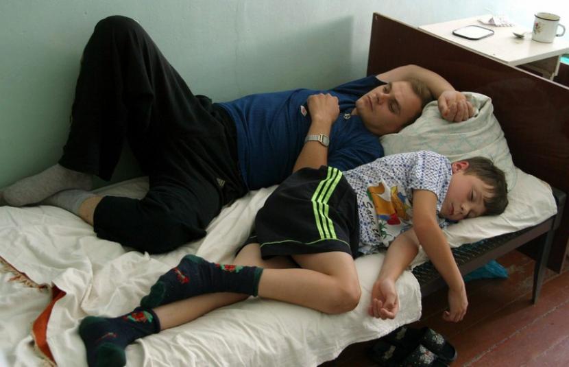 Seorang ayah dan anaknya terpaksa tidur di ranjang yang sama di rumah sakit di Krasnodon, Ukraina, Selasa 24 Juni 2003 akibat wabah hepatitis A. Kini, kasus hepatitis A meningkat di beberapa negara.  