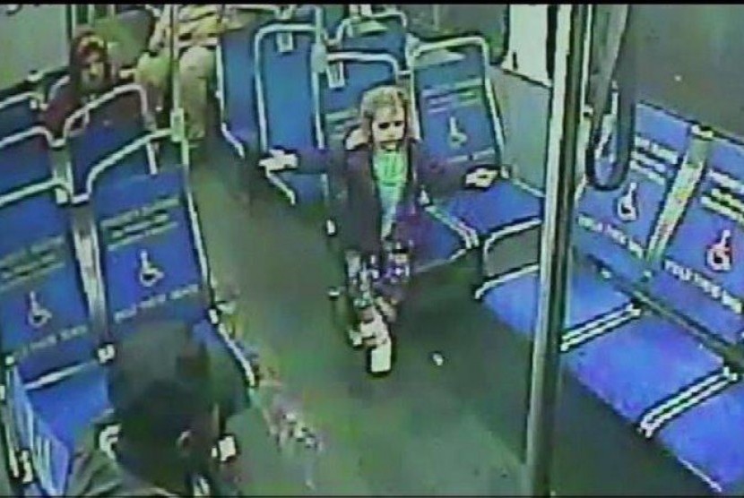 Seorang balita empat tahun di Philadelphia tampak bepergian seorang diri di bus pada dini hari