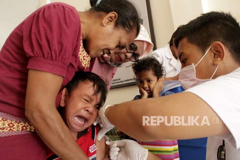 Seorang balita menangis ketika dokter menyuntikkan vaksin Measle-Rubella (MR) di salah satu Puskesmas di Kota Kupang, NTT, Rabu (19/9).