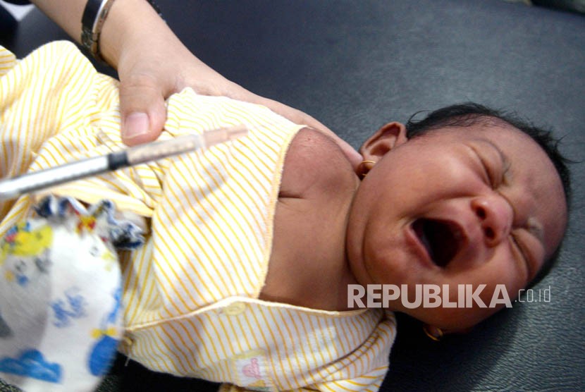 Seorang balita menangis saat imunisasi difteri di salah satu klinik kawasan Cibinong, Kabupaten Bogor, Jawa Barat, Selasa (5/12).