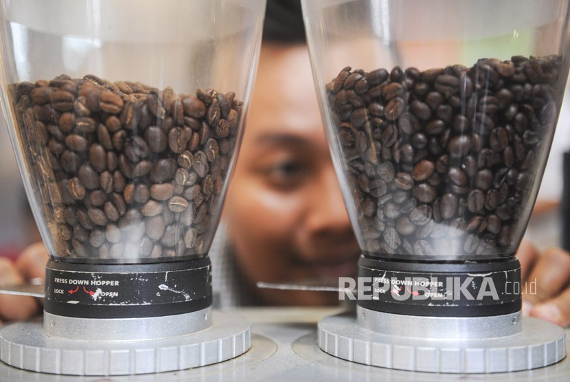 Seorang barista mengamati biji kopi yang akan diolah pada Indonesia Coffee Events (ICE) 2018 di Surabaya, Jawa Timur, Ahad (21/1). 