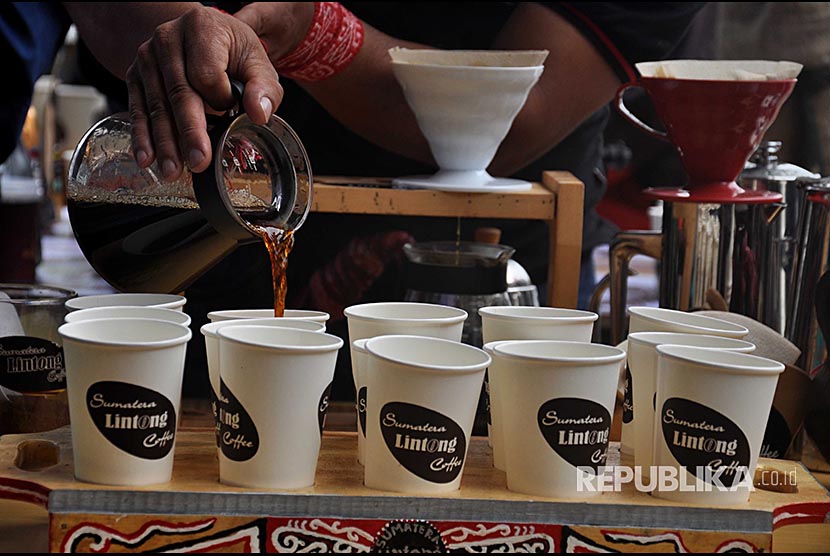 Seorang barista meracik kopi pada 'Coffee Fest Toba' 2017 di Dolok Sanggul Sipincur, Kabupaten Humbang Hasundutan, Sumatera Utara, Sabtu (2/12). Festival kopi Toba yang diikuti 55 peserta dari berbagai provinsi di Indonesia itu bertujuan untuk mengenalkan kopi unggulan khas Indonesia.