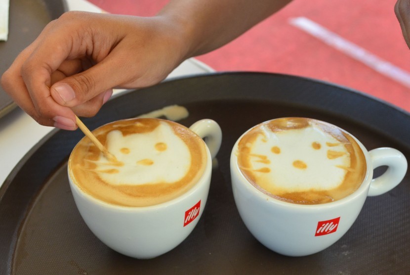 Seorang Barista (pembuat kopi) mencoba membuat Latte Art atau melukis bentuk diatas kopi saat kompetisi Latte Art di Nusa Dua, Bali, Selasa (13/10).