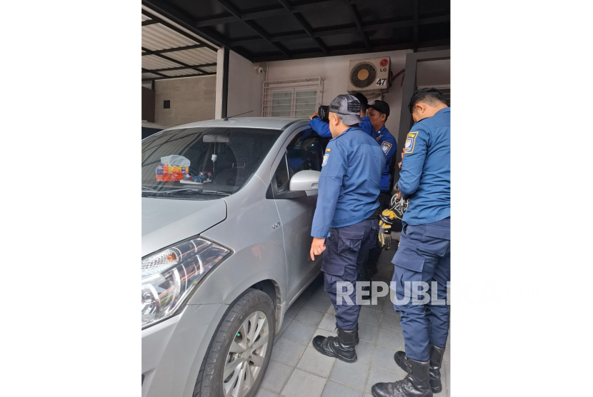 Seorang bayi berusia satu tahun terkunci di dalam mobil saat orang tuanya memanaskan mobil di halaman rumah di kawasan Bojongloa Kidul, Kota Bandung, Ahad (9/2/2025) sekitar pukul 09.40 WIB. Akibatnya, bocah tersebut sempat terkunci di dalam mobil beberapa menit. 