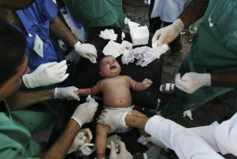 Seorang bayi di Jalur Gaza menjalani operasi.
