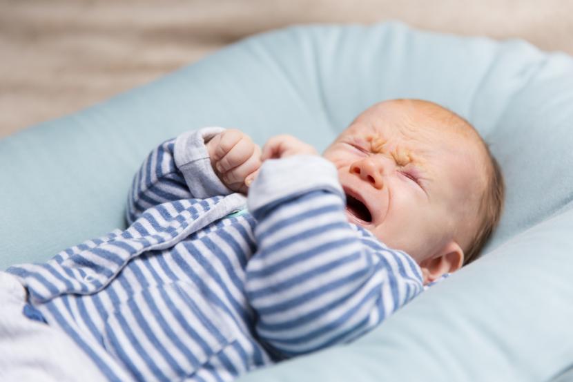 Bayi. Beberapa hari terakhir, warganet ramai memperdebatkan penggunaan celak pada mata bayi.