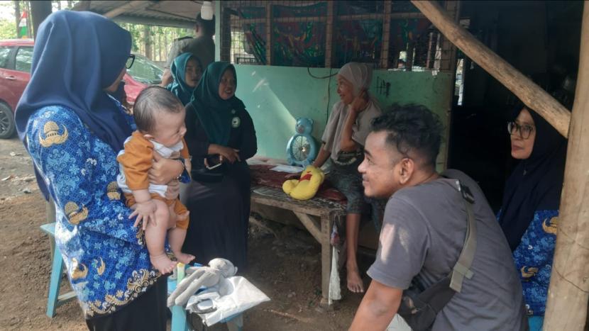 Seorang bayi perempuan ditemukan di depan rumah warga di Desa Baleraja, Kecamatan Gantar, Kabupaten Indramayu. Bayi itu sengaja ditinggalkan oleh orang tuanya. 