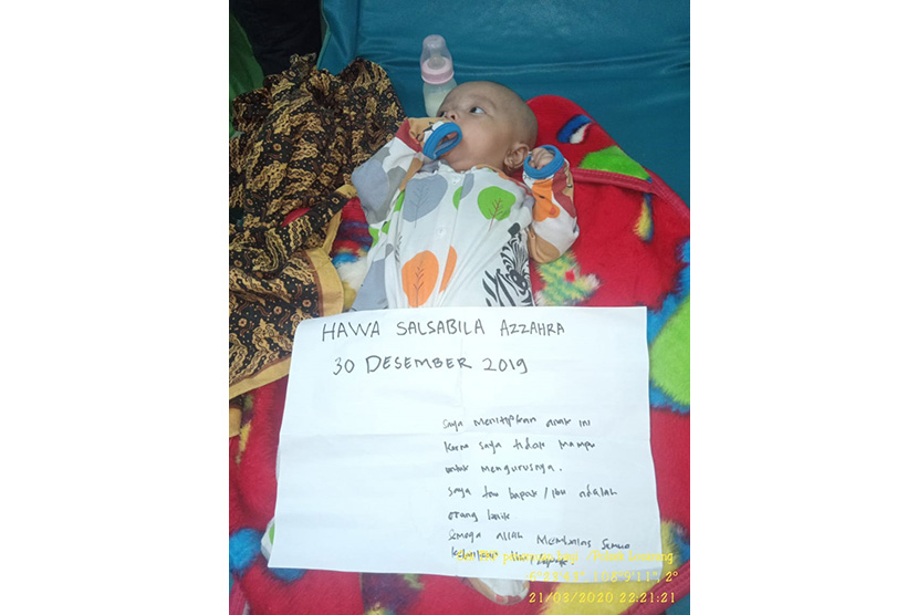 Seorang bayi perempuan ditemukan di halaman seorang warga di Desa Jumbleng, Kecamatan Losarang, Kabupaten Indramayu, Sabtu (21/3) sekitar pukul 21.00 WIB. Di sisi bayi itu, warga juga menemukan sepucuk surat dan perlengkapan bayi.(Dok Humas Polres Indramayu)