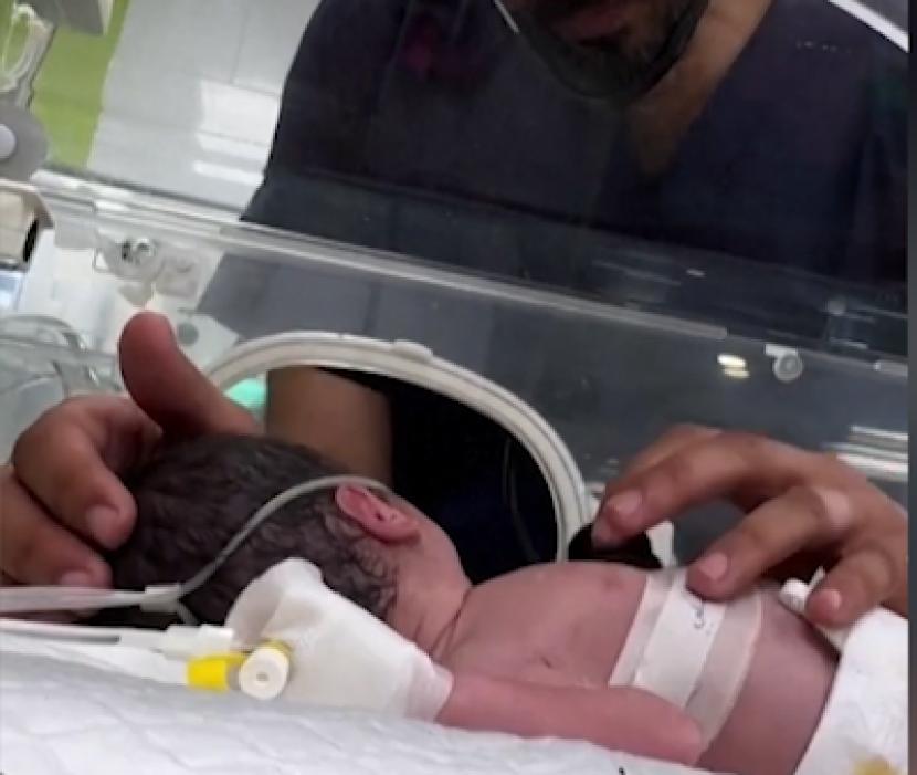 Seorang bayi terlahir secara tragis di Rafah, Gaza, Sabtu (20/4).  Sang ibunda meregang nyawa termasuk sang ayah dan kakak perempuan dari si bayi.
