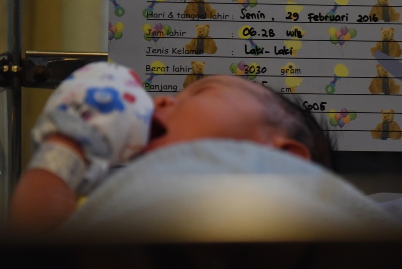 Seorang bayi yang baru lahir berada di RSIA Tambak, Jakarta, Senin (29/2). 