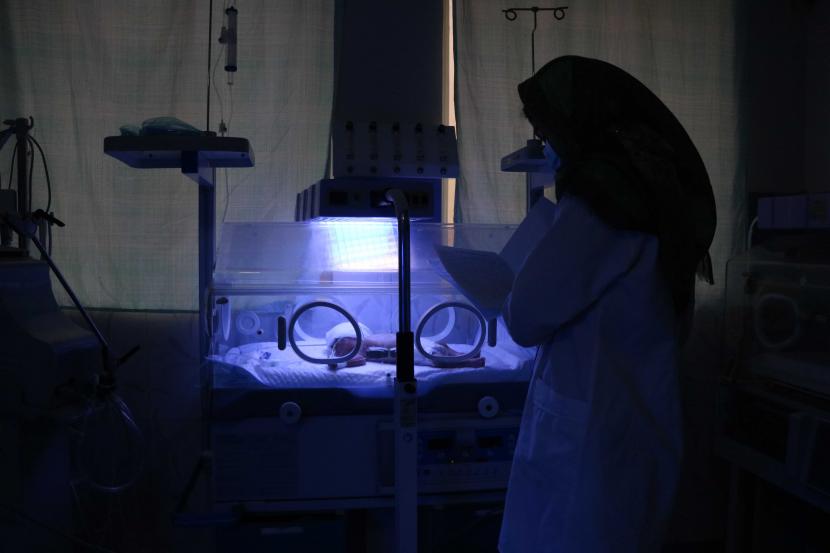 Seorang bayi yang baru lahir dirawat di kamar bayi di Rumah Sakit Bersalin Rezaei di Herat, Afghanistan, 22 Februari 2021. Dokter dan pekerja bantuan di Afghanistan mengatakan, ribuan anak dirawat di rumah sakit karena pneumonia dan penyakit pernapasan lainnya.