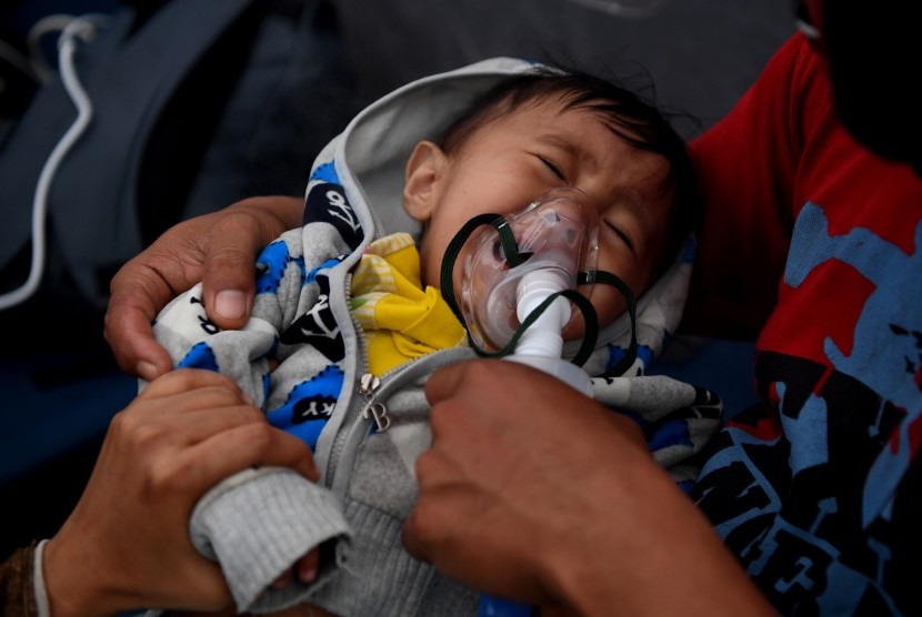 Seorang bayi menderita ISPA diberi bantuan pernafasan di Gunung Tanah Merah, Jayapura, Papua, beberapa waktu lalu.. 