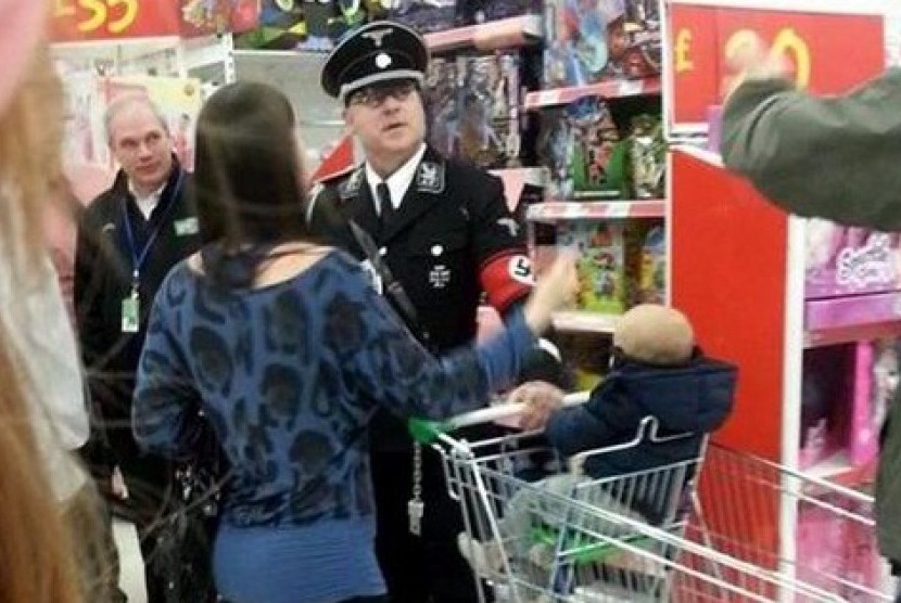 Seorang berpakaian Nazi di mall (ilustrasi)