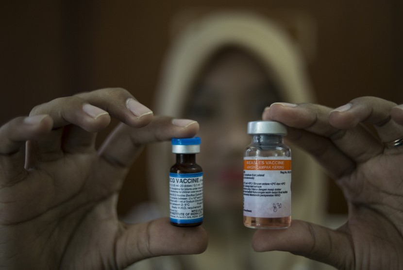 Seorang bidan menunjukkan vaksin campak dan vaksin bcg yang asli di Puskesmas Kecamatan Sawah Besar, Jakarta, Selasa (28/6).