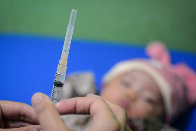 Seorang bidan menyiapkan suntikan yang berisi vaksin DPT saat mengadakan imunisasi di Rancamaya, Kabupaten Bogor, Jawa Barat, Kamis (25/10/2018).