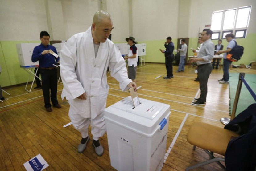 Seorang biksu memberikan suaranya dalam pemilihan awal sebelum pemilu presiden, Kamis, 4 Mei 2017 di Seoul, Korea Selatan. Pemilu presiden akan digelar pada 9 Mei 2017.