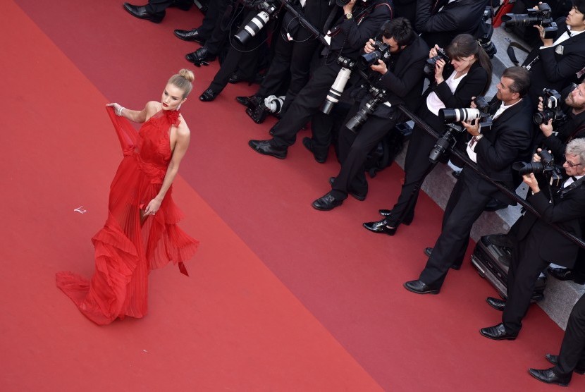 Seorang bintang berjalan di karpet merah Festival Film Cannes ke-69. Setiap tahun ajang ini selalu diikuti oleh bintang ternama dunia.