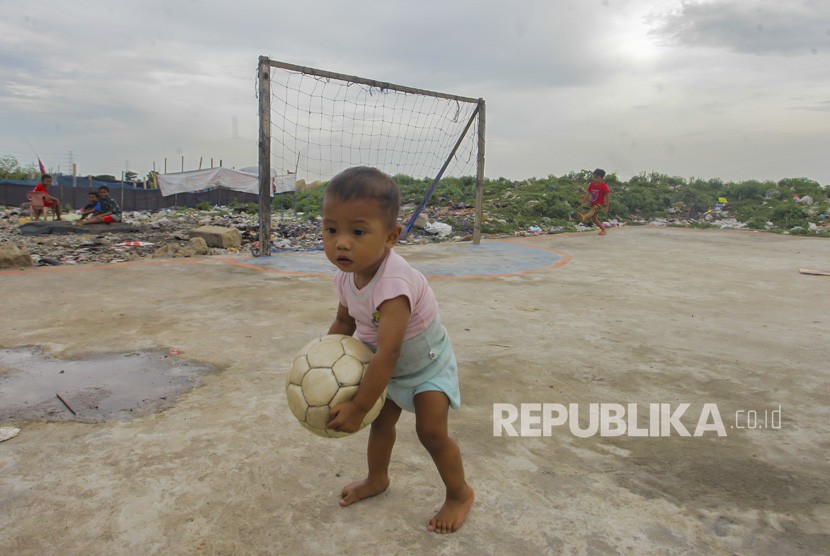 Seorang bocah bermain di area Taman BMW, Jakarta, Senin (14/1/2019). 