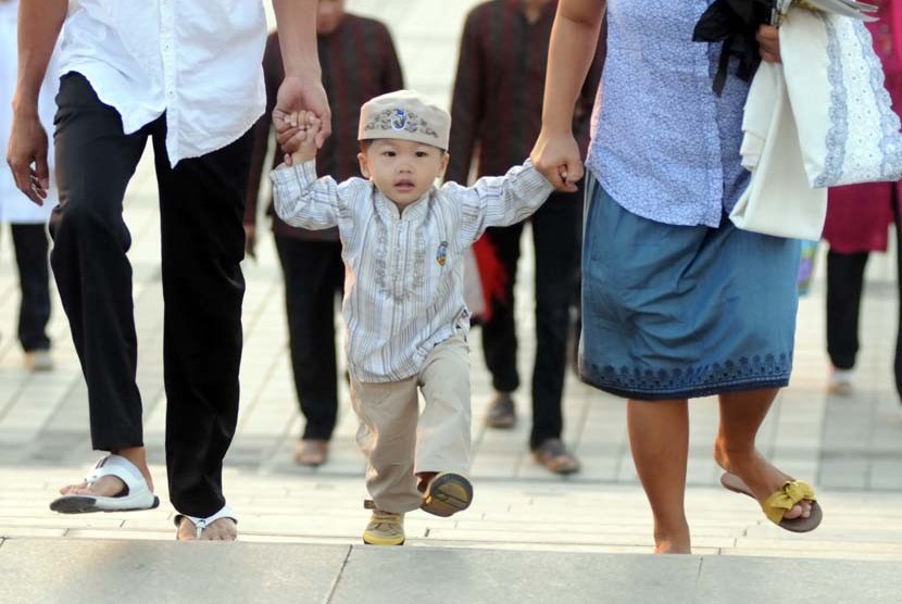  Seorang bocah digandeng orang tuanya saat akan mengikuti shalat Ied (Ilustrasi)