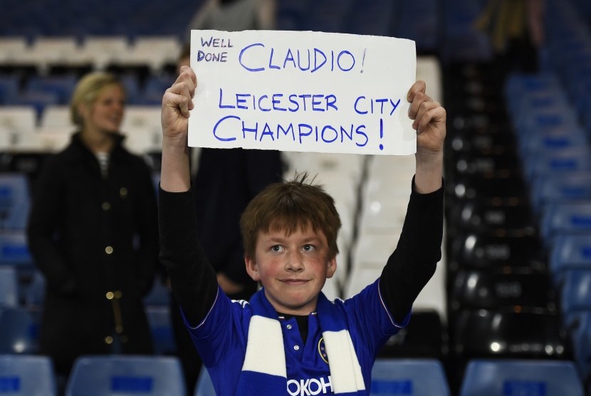 Suporter Leicester City merayakan keberhasilan tim kesayangan mereka yang berhasil meraih gelar Liga Primer Inggris.  (Reuters/Eddie Keogh)