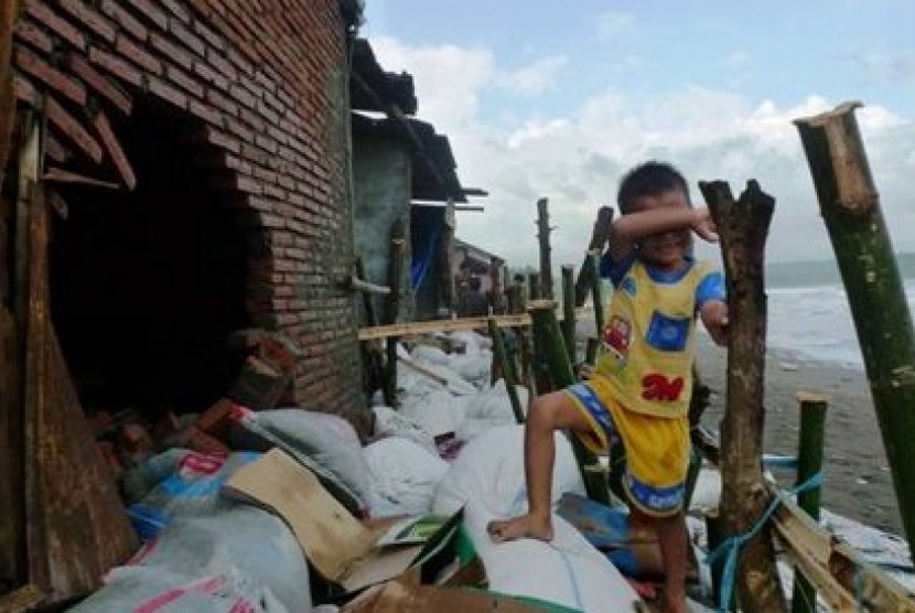 Seorang bocah kecil, warga Kampung Pasir, Sumbawa, menangis mendapati rumahnya hancur saat diterjang Badai Narelle tahun 2012 silam.